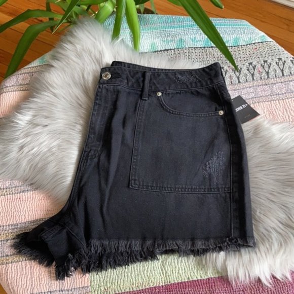 NWT FOREVER 21 PLUS SIZE 14 BLACK HIGH RISE SHORT - Picture 1 of 12
